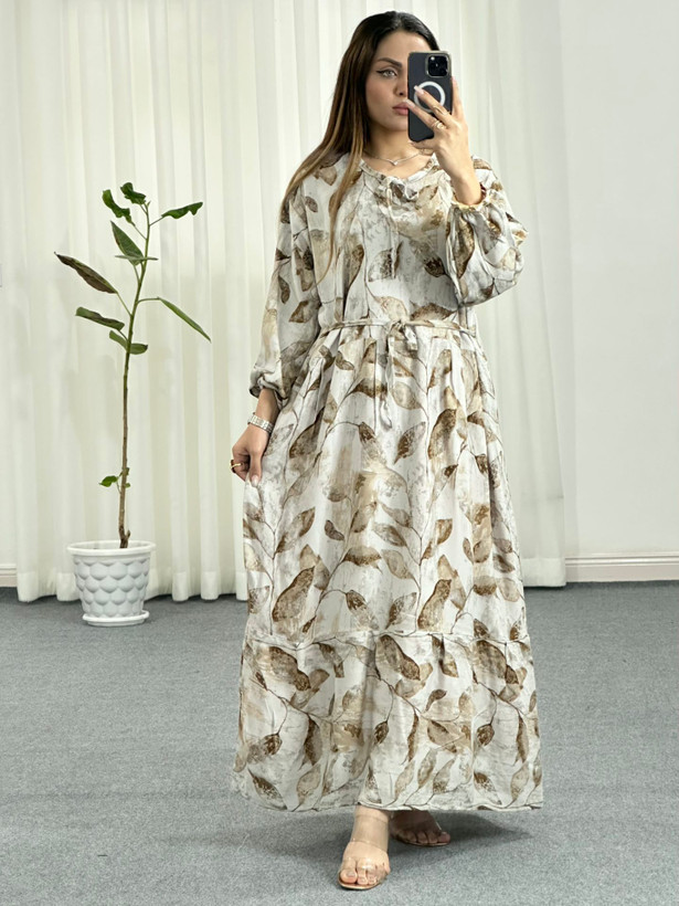 پیراهنی بلند زنانه