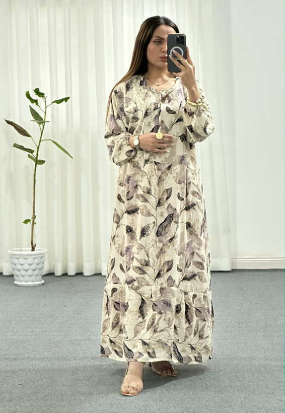 پیراهنی بلند زنانه