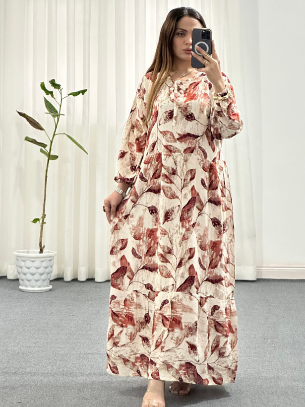 پیراهنی بلند زنانه