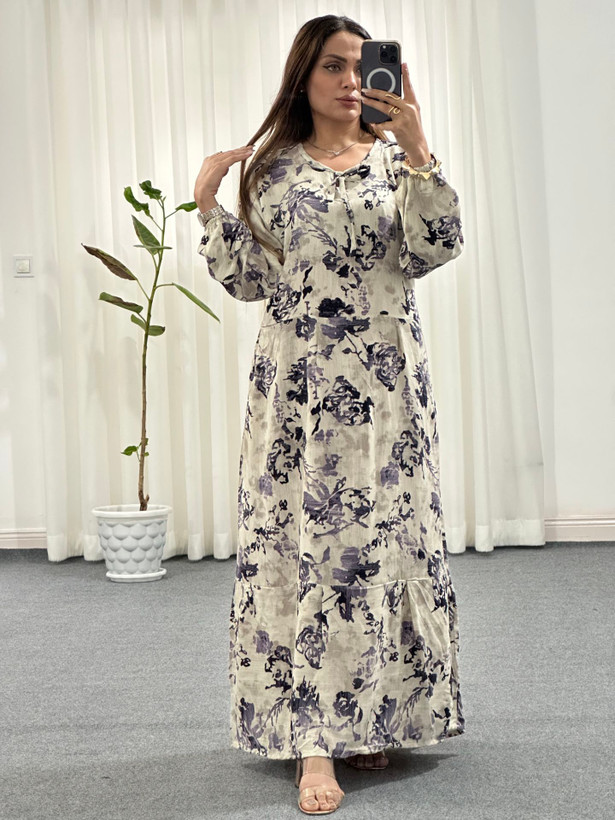 پیراهنی بلند زنانه